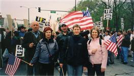 Marek Lasota na demonstracji proemigranckiej w Chicago